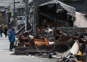 能登半島地震、大規模な火災が発生した観光名所「朝市通り」周辺＝４月１日、石川県輪島市