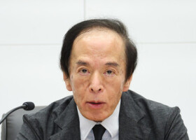 金融政策決定会合を終え、記者会見する日銀の植田和男総裁＝２０日午後、日銀本店