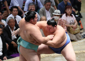 大の里は寄り切りで琴桜（左）を破る＝２０日、東京・両国国技館