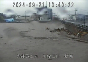 大雨の影響で氾濫した河原田川＝２１日午前１０時４０分、石川県輪島市（県河川総合情報システムのウェブサイトより）