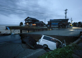 道路が陥没して落ちた車＝２１日午後、石川県珠洲市