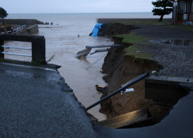 大雨の影響で川が増水し、崩れた護岸＝２１日午後、石川県珠洲市