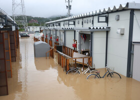 大雨で浸水した、能登半島地震を受けて建設された仮設住宅＝２２日午前、石川県輪島市