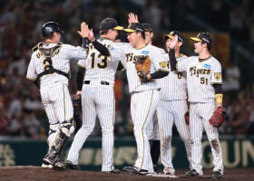 巨人に勝ち、喜ぶ阪神ナイン。右端は決勝打を放った中野＝２２日、甲子園