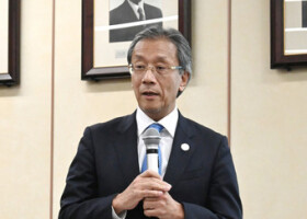 授業料を値上げする改定案について説明する東京大の藤井輝夫学長＝１０日、東京都文京区