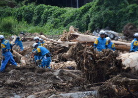 複数の住民が安否不明になった塚田川流域で捜索に当たる警察関係者＝２４日午後、石川県輪島市