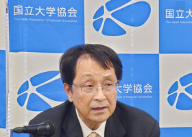 記者会見する国立大学協会の永田恭介会長＝６月７日、東京都千代田区