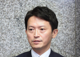 兵庫県の斎藤元彦知事＝１９日、神戸市中央区