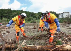 能登大雨、行方不明者の捜索活動を行う消防隊員ら＝２３日、石川県輪島市