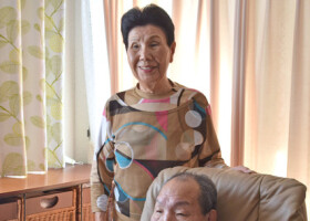 袴田巌さん（手前）と姉のひで子さん＝２０２３年１０月、浜松市