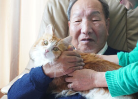 猫の「ルビー」と袴田巌さん＝２月８日、浜松市（袴田さん支援クラブ提供）