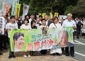 袴田巌さんの再審判決で静岡地裁に入る姉のひで子さん（前列右から３人目）ら＝２６日午後、静岡市葵区