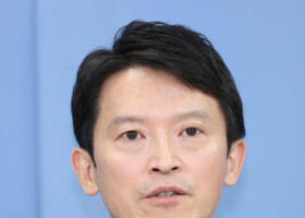 自身の進退について記者会見する兵庫県の斎藤元彦知事＝２６日午後、県庁