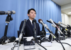 記者会見する兵庫県の斎藤元彦知事＝２６日午後、県庁