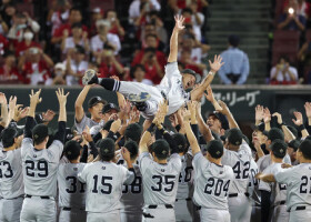 リーグ優勝が決まり、胴上げされる巨人の阿部監督（上）＝２８日、マツダスタジアム