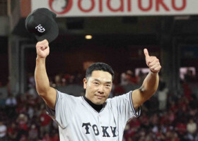 セ・リーグ優勝が決まり、観客席の歓声に応える巨人の阿部監督＝２８日、マツダスタジアム