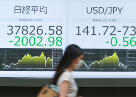 下落した日経平均株価（左）と１ドル＝１４１円台後半に上昇した円相場を示すモニター＝３０日午後、東京都中央区