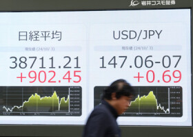 日経平均株価と円相場を示すモニター＝３日午前、東京都中央区