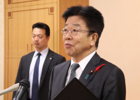 赤沢亮正経済財政担当相、植田和男日銀総裁との会談を終え、取材に応じる加藤勝信財務相＝３日午後、東京都港区