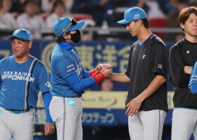 ロッテに勝ってプロ初勝利を挙げ、日本ハムの新庄監督（中央左）と握手する先発の達（同右）＝３日、ゾゾマリン