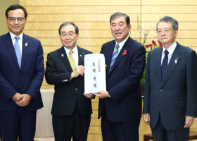 経団連の十倉雅和会長（中央左）から要望書を受け取る石破茂首相（同右）。左端は経済同友会の新浪剛史代表幹事、右端は日本商工会議所の小林健会頭＝４日午後、首相官邸