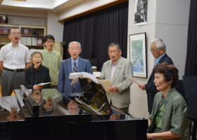 横田めぐみさんとの再会を願い「翼をください」を合唱する同級生ら＝４日午後、新潟市