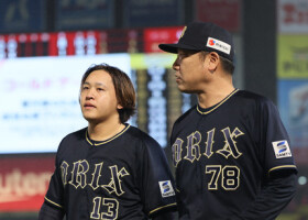 降雨コールドとなった今季最終戦を制し、観客へのあいさつを終えたオリックスの宮城（左）と中嶋監督＝６日、楽天モバイル