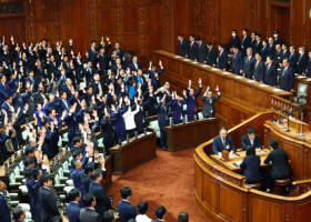 衆院が解散し、万歳する前議員＝９日午後、国会内