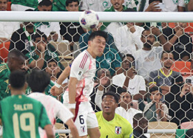 サウジアラビア戦の後半、ゴールを守るＧＫ鈴木（中央奧）。手前は遠藤＝１０日、サウジアラビア・ジッダ