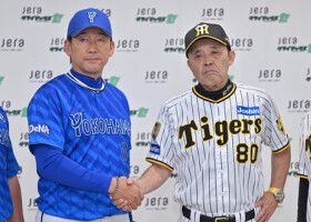 握手する阪神の岡田監督（右）とＤｅＮＡの三浦監督＝１１日、甲子園