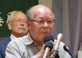 記者会見する長崎原爆被災者協議会の田中重光会長＝１１日午後、長崎市