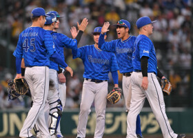 阪神に勝利し、喜ぶＤｅＮＡナイン＝１２日、甲子園