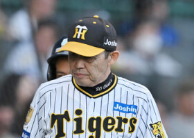 ９回を前に、選手の交代を告げた阪神の岡田監督＝１２日、甲子園