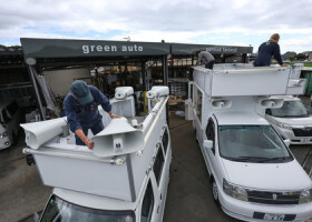 衆院選の公示に向け、準備が進められる選挙カー＝１０日、神奈川県大井町