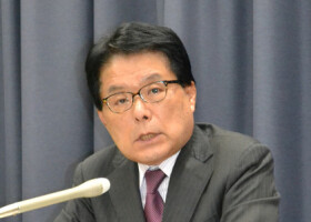 記者会見する財政制度等審議会財政制度分科会の増田寛也会長代理＝１６日午前、財務省