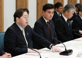 鳥インフルエンザ関係閣僚会議であいさつする林芳正官房長官（左端）。同２人目は小里泰弘農林水産相＝１７日午前、首相官邸