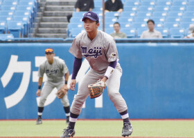 東京六大学秋季リーグ戦で遊撃を守る明大の宗山塁＝９月２８日、神宮球場