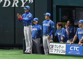 日本シリーズ進出を決めたソフトバンクに拍手を送る日本ハムの新庄監督（左端）＝１８日、みずほＰａｙＰａｙ