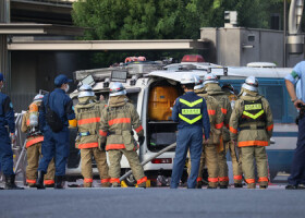 首相官邸前のバリケードに突っ込んだ車両。荷室に黄色いタンクのようなものが積まれている＝１９日午前、東京・永田町