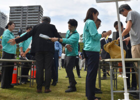 衆院選の街頭演説を前に、金属探知機を使って手荷物などを検査する主催者側の関係者＝１６日、高松市