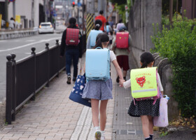 小学校に登校する児童＝２０２０年５月、山形市