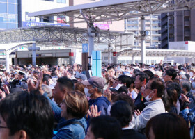 大阪メトロなかもず駅前の広場で街頭演説に聴き入る有権者ら＝２０日午後、堺市