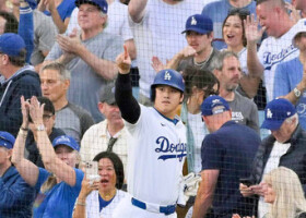 メッツとのナ・リーグ優勝決定シリーズ第６戦の１回、生還したドジャースの大谷＝２０日、ロサンゼルス