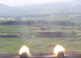 報道公開された陸上自衛隊の富士総合火力演習＝５月２６日、静岡県の東富士演習場