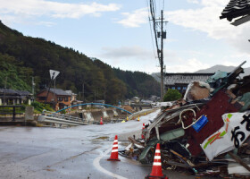 元日の能登半島地震と９月の豪雨災害の爪痕が残る大谷地区＝１１日、石川県珠洲市