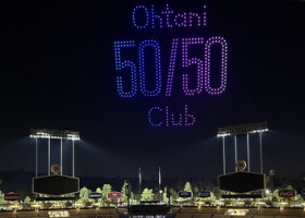 ドジャースタジアム上空に出現した、大谷の５０本塁打５０盗塁達成を祝福するドローンのショー＝９月２０日、ロサンゼルス