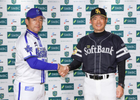 日本シリーズ開幕を控え、握手するＤｅＮＡの三浦監督（左）とソフトバンクの小久保監督＝２５日、横浜スタジアム