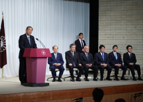 記者会見する自民党総裁の石破茂首相（左端）＝２８日午後、東京・永田町の同党本部