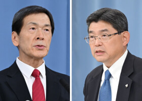 元経済産業省官僚の中村稔氏（写真右）と元兵庫県加西市長の中川暢三氏＝いずれも９日、同県庁