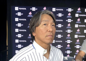 ヤンキースの記念イベントに出席し、報道陣の取材に応じる球団ＯＢの松井秀喜さん＝２０２３年９月、ニューヨーク